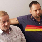 Edwin Contreras y su padre Cristo José Contreras, tras ser liberado el segundo.-EL PERIÓDICO
