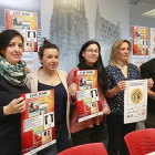 Representantes de las entidades que componen la plataforma posan con el cartel de las actividades del día internacional del trabajo doméstico.-RAÚL OCHOA