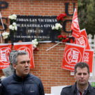El secretario general del PSCyL-PSOE, Luis Tudanca y Javier Izquierdo en el Valladolid en el acto homenaje a los represaliados por el franquismo en Valladolid.-ICAL