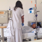 Una enfermera atiende a una paciente en el área de Neumología del Hospital Universitario de Burgos (HUBU). / ECB