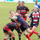 Ruan Snyman arma el offload tras sufrir un placaje.-ECB