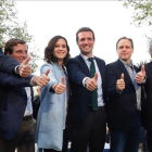 Pablo Casado, en el centro, con los principales dirigentes del PP madrileño, en el mitin de Madrid.-EFE / JP GANDUL