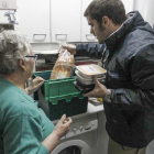 Reparto de comida a domicilio a una persona mayor, en una imagen de archivo. Sergio Gonzalez.