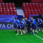 Los jugadores del Dinamo de Zagreb se entrenan en el Sánchez Pizjuán.-AFP / CRISTINA QUICLER