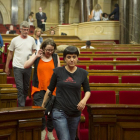 Diputados de la CUP, con Anna Gabriel al frente, abandonan el hemiciclo del Parlament tras rechazar los presupuestos.-ALBERT BERTRAN