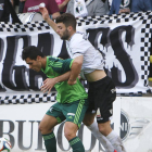 Javi Hernández pugna por un balón con un jugador del Celta B.-Raúl G. Ochoa
