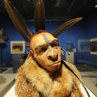 Neandertal emplumado en el MEH.-ISRAEL L. MURILLO