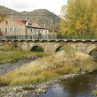 El río Pedroso riega la localidad que ha sido un imán desde antiguo para los aficionados a la pesca de truchas-ECB