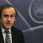 Michel Platini observa atentamente durante un congreso organizado por la UEFA.-REUTERS / PETR JOSEK