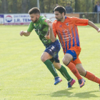 Zamora forcejea con un jugador del Atlético Astorga en el duelo de ayer en Castañares.-Israel L. Murillo