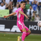 Germán Campos eleva la pelota por encima de Alfonso Herrero para marca el primer gol del Burgos CF. TOMÁS ALONSO