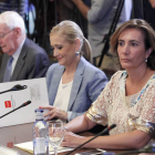 La consejera de Cultura y Turismo, María Josefa García Cirac, asiste al Pleno de la Comisión del IV Centenario de la muerte de Miguel de Cervantes, en la imagen junto a la presidenta de la Comunidad de Madrid, Cristina Cifuentes y el director del Institut-Ical