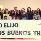 Pancarta con alumnos del IES López de Mendoza que han participado en las actividades del programa de la asociación Acción en Red.-ECB