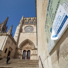 Cartel que informa del cierre de la Catedral al turismo. TOMÁS ALONSO