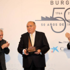 Cristino Díez, diseñador del galardón, José María Peña, quien recibió uno de los reconocimientos y el alcalde de Burgos, Javier Lacalle.-ISRAEL L. MURILLO
