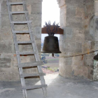 El campanario de la iglesia de Frías aún mantiene vivo el toque manual de sus campanas.-G. G.