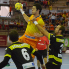 La defensa delGlobalcaja frena el avance ribereño, ayer, en el Príncipe de Asturias.-ALBERTO CALVO