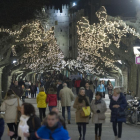 La iluminación navideña animará calles, paseos y plazas hasta el 7 de enero.-