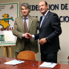 Ricardo Alonso y Agustín Colino tras la firma del convenio.-ISRAEL L. MURILLO