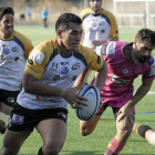 Sane Imo avanza con el oval durante un encuentro disputado en San Amaro.-SANTI OTERO