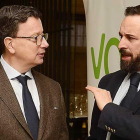 El presidente de Vox, Santiago Abascal (D), y francés Edouard Ferrand.-ICAL