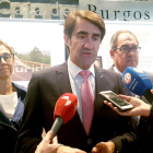 JuanCarlos Suárez-Quiñones (centro) junto a Raquel González y Baudilio Fernández-Mardomingo.-L.V.