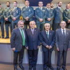 En primer término los tres guardias veteranos junto al subdelegado y arriba el resto de agentes condecorados.-SANTI OTERO