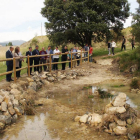 Los representantes institucionales visitaron  el humedal construido junto a profesores y alumnos.-G. G.