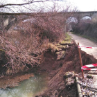 La rotura de una tubería provocó el sábado  un socavón.-L. V.