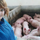 Marta Llorente junto a varios ejemplares de su explotación porcina, ubicada en el término municipal de Zazuar, en la Ribera del Duero.-ECB