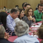 Los números uno al Congreso y al Senado por Burgos, entre los asistentes al café tertulia del PSOE con Meritxell Batet, en el centro.-SANTI OTERO
