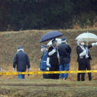 Policías japoneses inspeccionan el escenario del crimen.-Foto: AFP