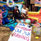 Una mujer ataviada con un "burkini" participa en una protesta bajo el lema "Lleva lo que quieras" en el exterior de la embajada francesa en Londres-EFE/Hannah Mckay