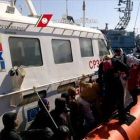 Un grupo de inmigrantes llegando al puerto de Lampedusa tras ser rescatados por la Guardia Costera en el mar Mediterráneo, entre Libia e Italia.-Foto: EFE