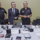 El subdelegado  del Gobierno en Burgos y dos agente muestran algunos de los objetos recuperados.-SANTI OTERO