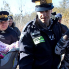 Una madre y su bebé escoltados por la policía montada de Canadá en la frontera de EEUU y Quebec.-CHRISTINNE MUSCHI