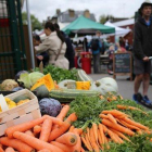 Una parada de frutas y verduras en el mercado de agricultores The Spread en Primrose Hill, al noroeste de Londres.-ISABEL INFANTES (ÀFP)
