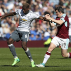 Joey Barton, a la derecha, peleando por un balón con Paul Pogba, del Manchester United.-MARTIN RICKETT / AP
