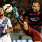 Iniesta, en el partido del Barça contra Los Ángeles Galaxy de la International Champions Cup, encuentro que se jugó el 21 de julio del 2015 en el Rose Bowl Stadium de Pasadena (EEUU).-MARK RALSTON