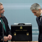 El nuevo ministro del interior, Fernando Grande-Marlaska, recibe la cartera de manos de su antecesor, Juan Ignacio Zoido.-/ OSCAR DEL POZO