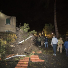 Vecinos de Cesano, a 30 kilómetros de Roma, contemplan los daños causados por el temporal, este domingo.-EFE / MASSIMO PERCOSSI