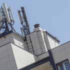 Imagen de antenas de telefonía sobre un edificio de la ciudad.-SANTI OTERO