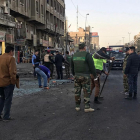 Las fuerzas de seguridad iraquís han acordonado la zona donde se han producido los dos ataques suicidas que han provocado la muerte de, al menos, 36 personas.-AP