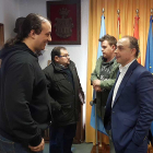 Emilio Berzosa (derecha) charla con los portavoces de Sí Se Puede, RAP e Izquierda Unida después del pleno.-L.V.
