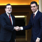 Rajoy y Sánchez, el pasado 23 de diciembre en la Moncloa.-DAVID CASTRO
