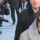 Un hombre pide limosna en una calle de la capital burgalesa.-ISRAEL L. MURILLO