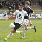 Adrián se dispone a golpear un balón en el último choque disputado en casa ante el Real Valladolid B-Santi Otero