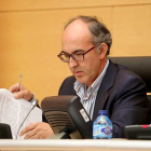 El presidente de la Mesa de Contratación, Antonio León, informa en la comisión del HUBU.-ICAL