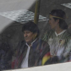 El presidente de Bolivia, Evo Morales, saluda al público que asistió ayer al partido de fútbol entre Boliiva y Argentina en La Paz.-AFP / JUAN MABROMATA