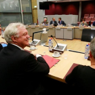 David Davis y Michel Barnier con sus respectivos equipos negociadores en Bruselas-REUTERS